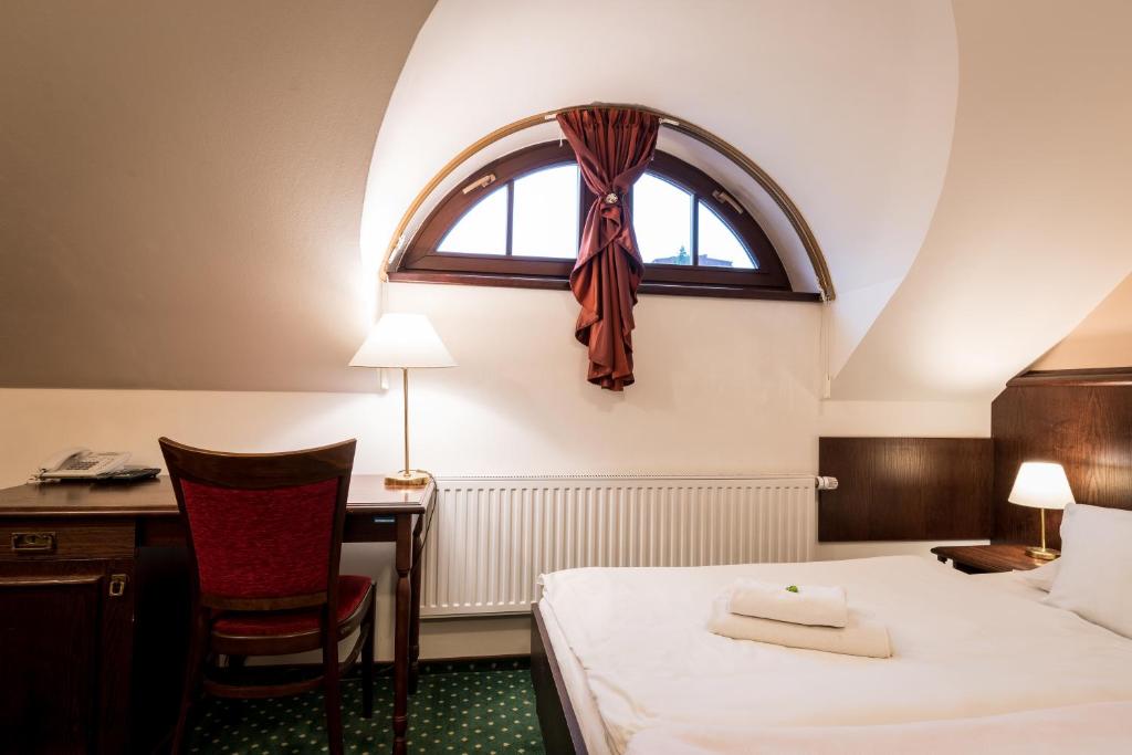 Postel nebo postele na pokoji v ubytování Hotel U Hejtmana Šarovce