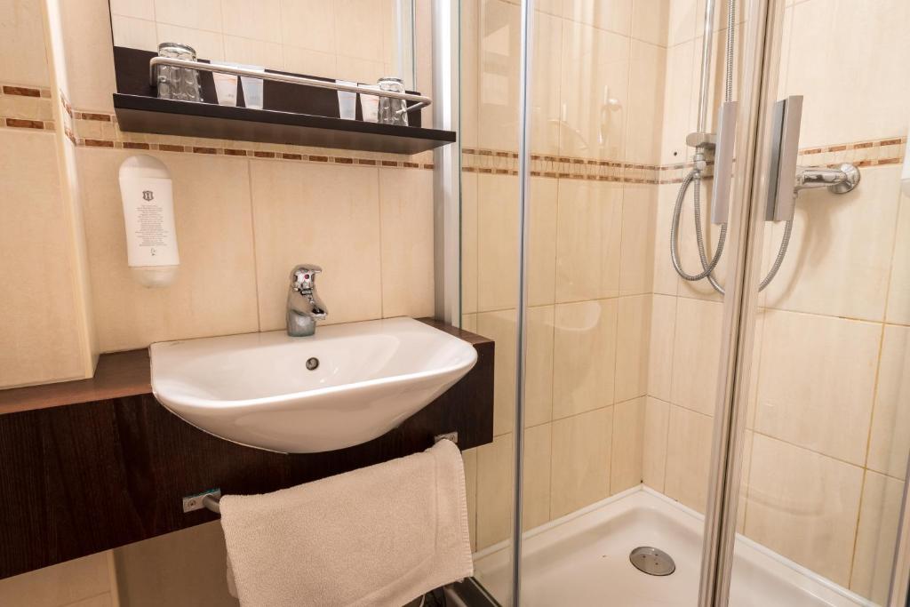 Koupelna v ubytování Hotel U Hejtmana Šarovce