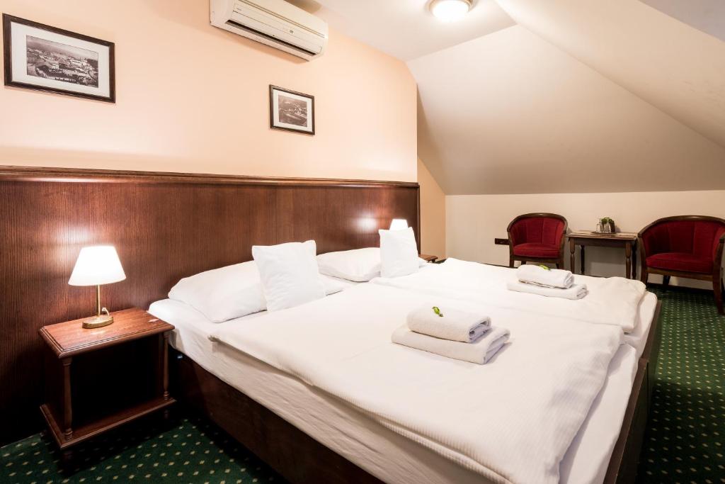 Postel nebo postele na pokoji v ubytování Hotel U Hejtmana Šarovce