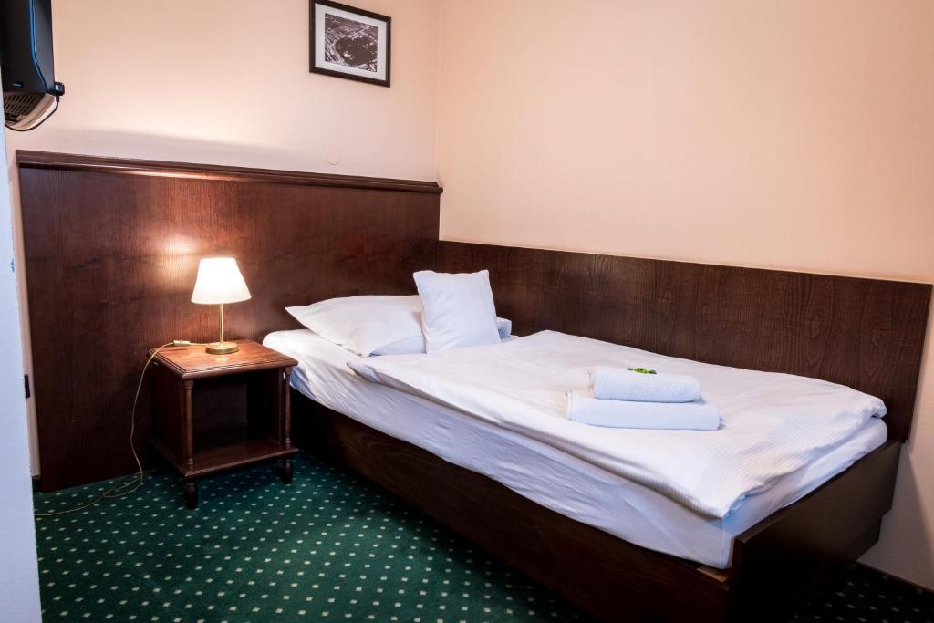 Postel nebo postele na pokoji v ubytování Hotel U Hejtmana Šarovce