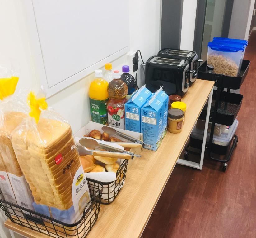 Příslušenství pro přípravu čaje a kávy v ubytování OYO Hostel Myeongdong 3