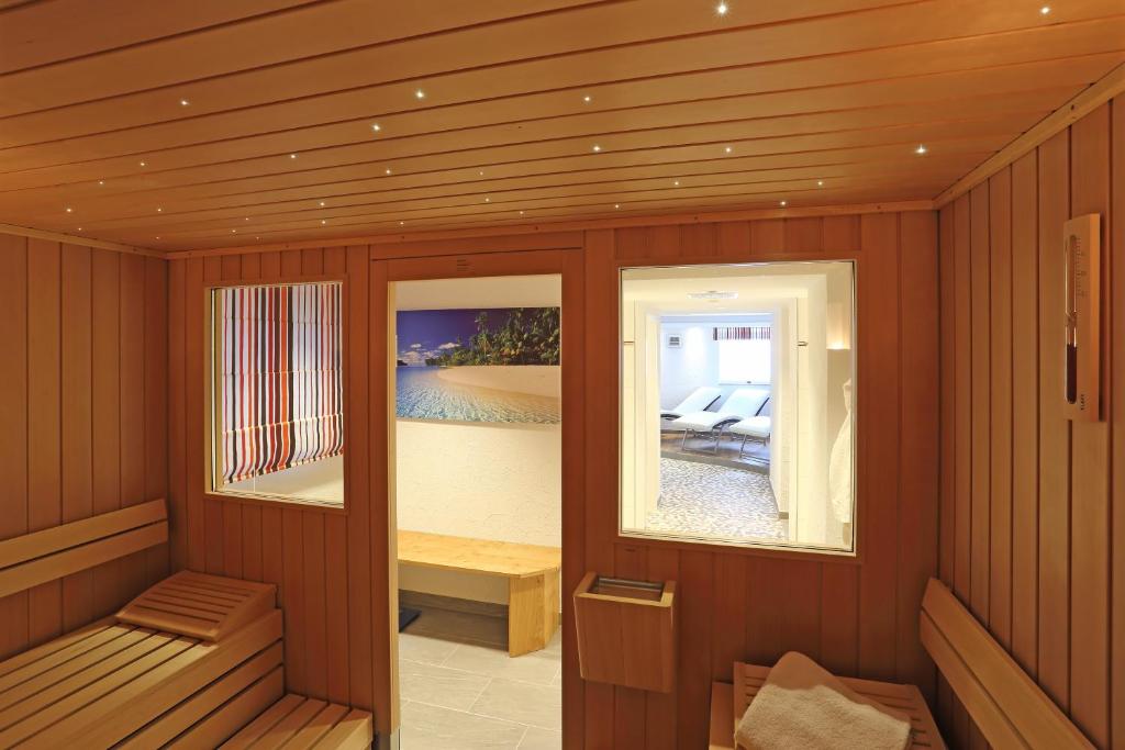 Postel nebo postele na pokoji v ubytování Hotel Landhaus Feldmeier ***S