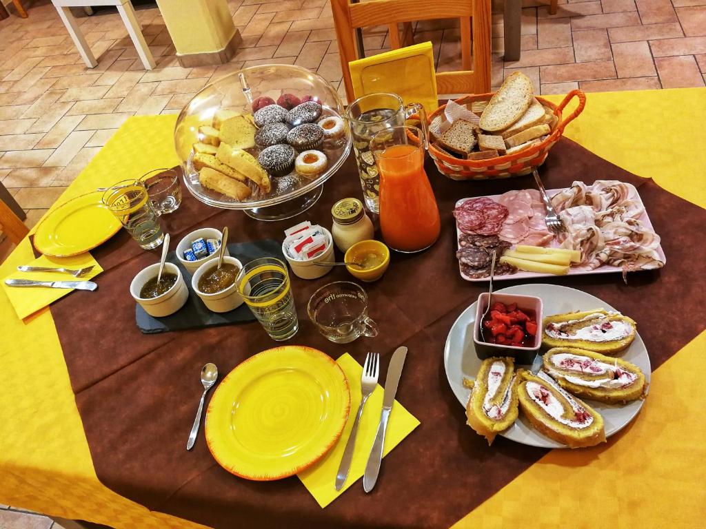 uma mesa coberta com pratos de comida numa mesa em Sonnellino in Maremma em Massa Marittima