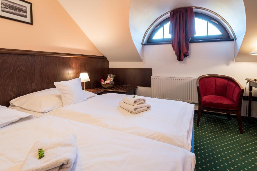 Postel nebo postele na pokoji v ubytování Hotel U Hejtmana Šarovce