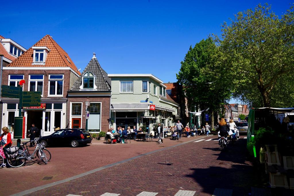 un grupo de personas en una calle en una ciudad en Appartementen in het centrum van Hoorn en Hoorn