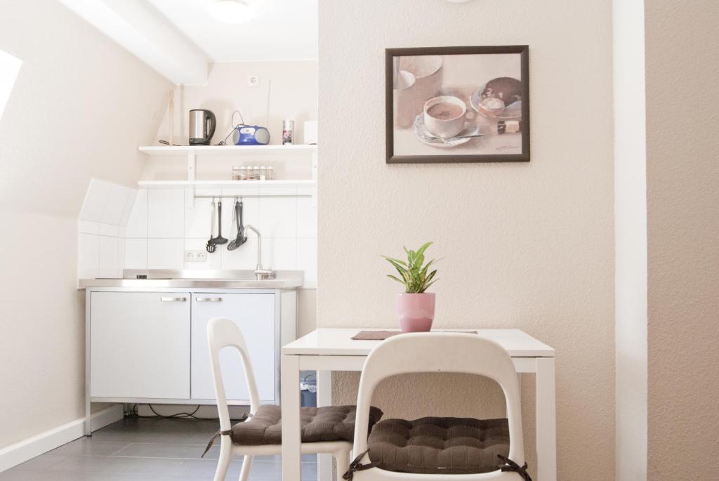 een keuken met een tafel en twee stoelen en een tafel bij Ferienwohnung Crames in Trier