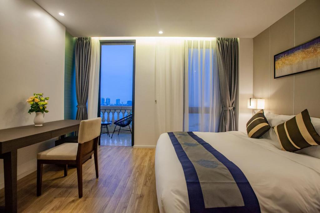 Postel nebo postele na pokoji v ubytování Parosand Hanoi Hotel
