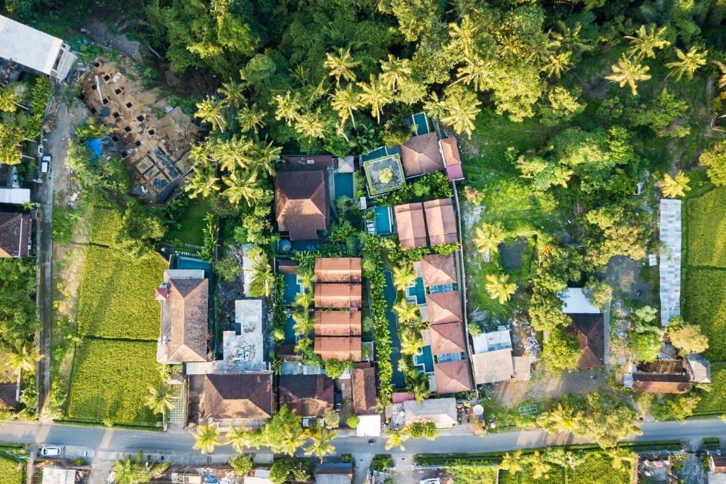 uma vista superior de um quintal com casas e árvores em Bije Suite Villa Ubud em Ubud