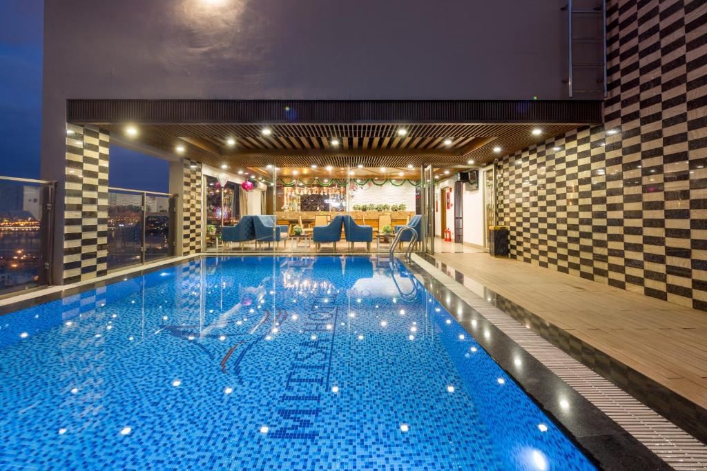 Bazén v ubytování Mitisa Hotel Da Nang - Near Dragon Bridge nebo v jeho okolí