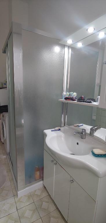 A bathroom at CozyandConfortable