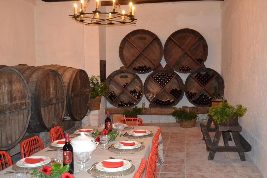 Nápoje v ubytování Masia Sitges Mas Peirot Geniune Farmhouse 20 min walk from beaches 60 Heactares of Wine Fields Garden AC Until 18 people