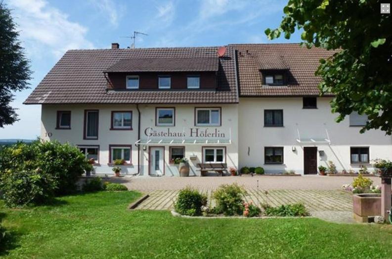 un grande edificio bianco con le parole "patrimonio cambriano" di Gästehaus Höferlin a Bad Bellingen