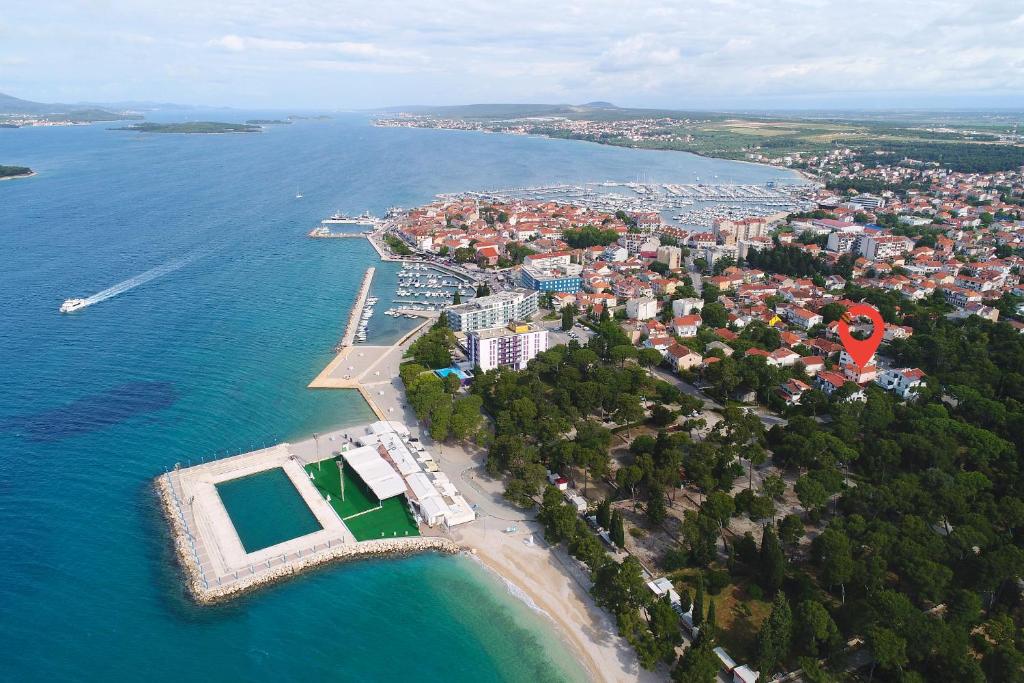 een luchtzicht op een stad en de oceaan bij Apartmani Strpić in Biograd na Moru