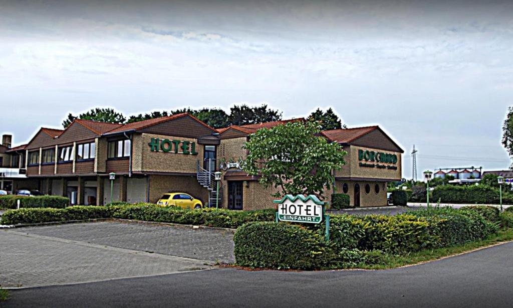 un hotel con un cartel delante en Hotel Restaurant Borchard, en Lübbecke