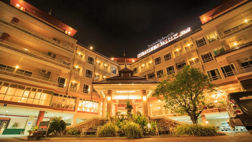 un gran edificio por la noche con luces encendidas en Kwan Ruen Park, en Nakhon Ratchasima