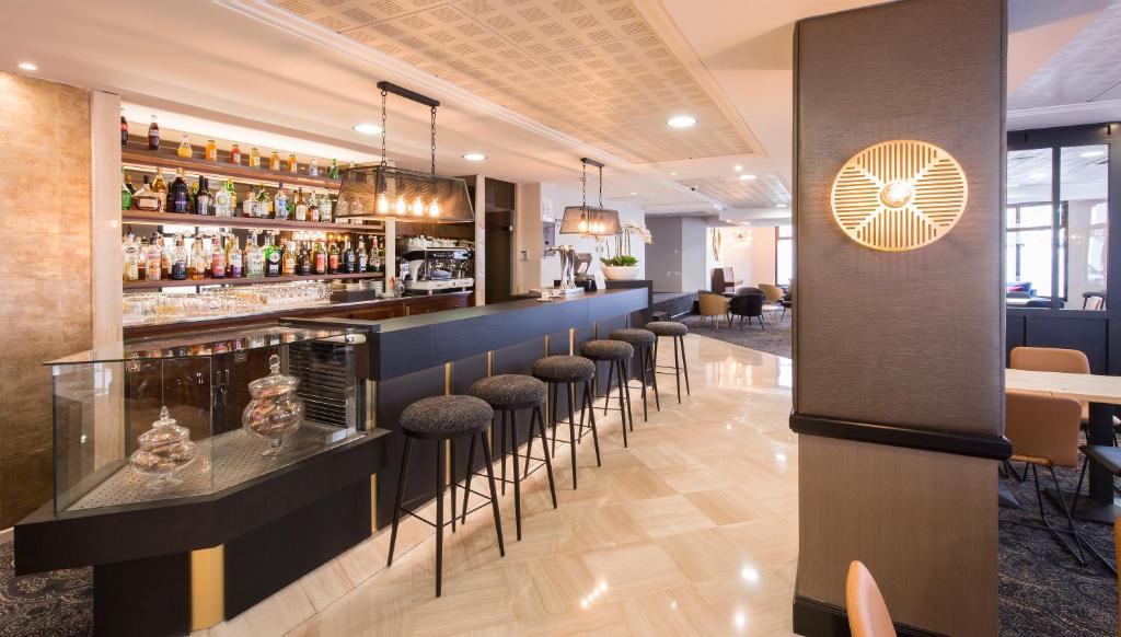 Lounge nebo bar v ubytování Hôtel National