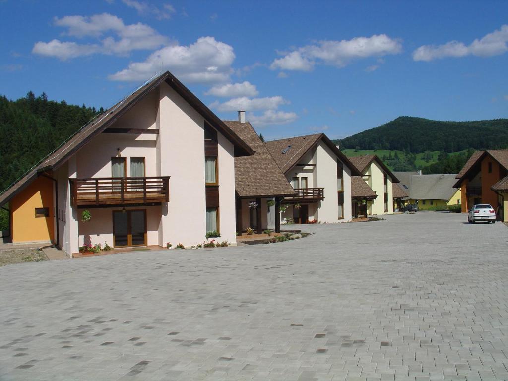 a row of houses in a parking lot at Complex Turistic Bucovina in Suceviţa