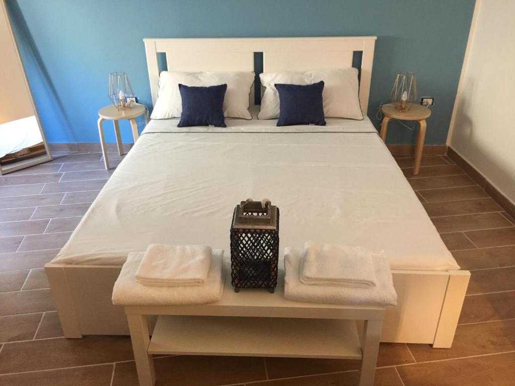 מיטה או מיטות בחדר ב-La Torretta di Alessia