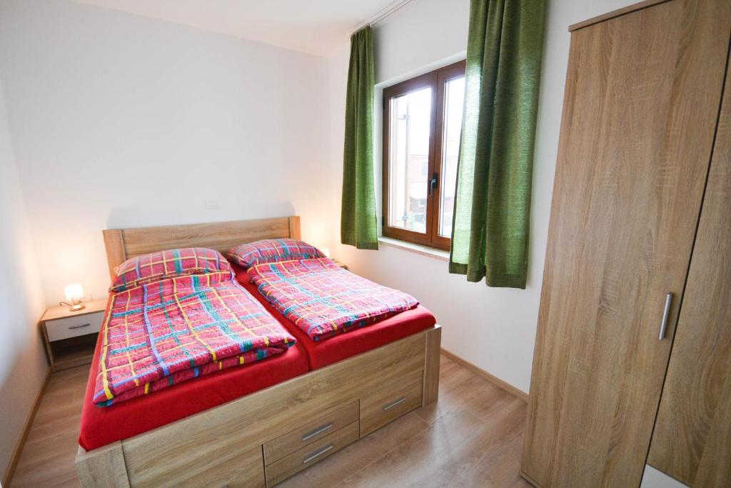 Postel nebo postele na pokoji v ubytování Jutta Apartment