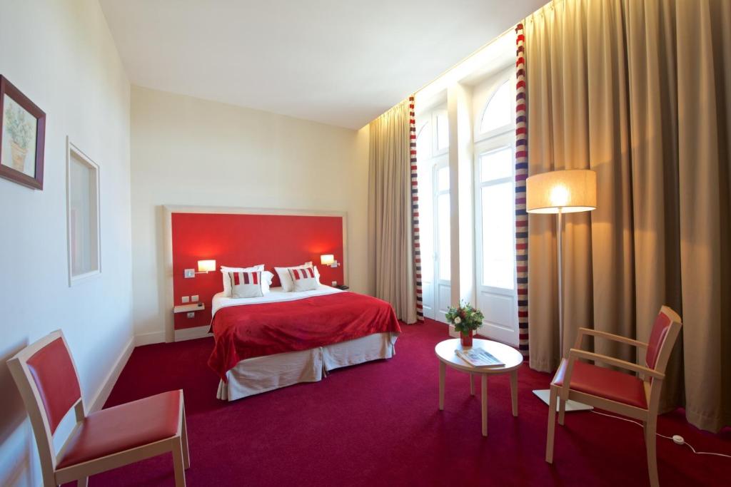 Katil atau katil-katil dalam bilik di Hôtel du Parc