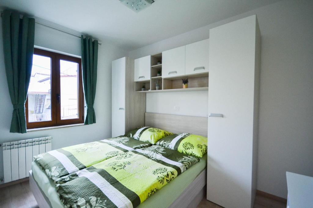 Postel nebo postele na pokoji v ubytování Jutta Apartment