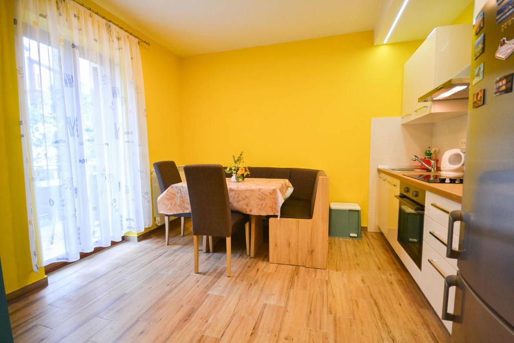 Kuchyň nebo kuchyňský kout v ubytování Jutta Apartment