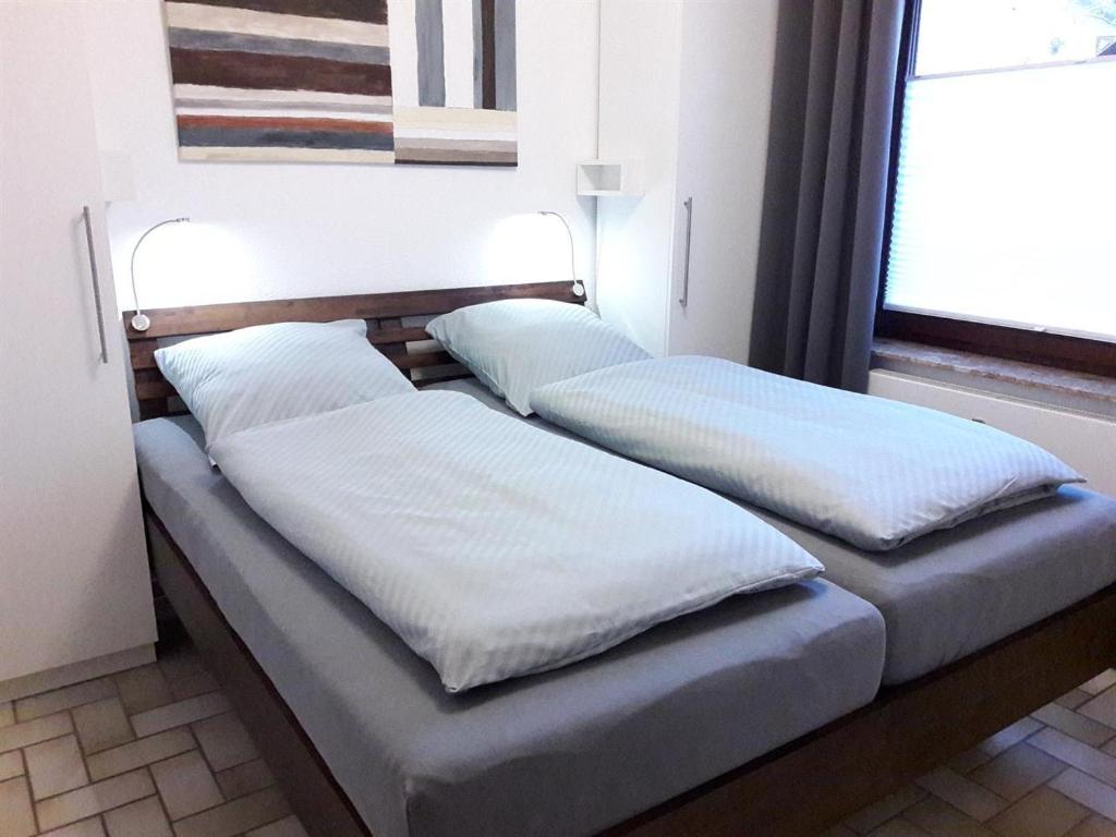 twee bedden naast elkaar in een kamer bij Sandpeter 1 in Sankt Peter-Ording