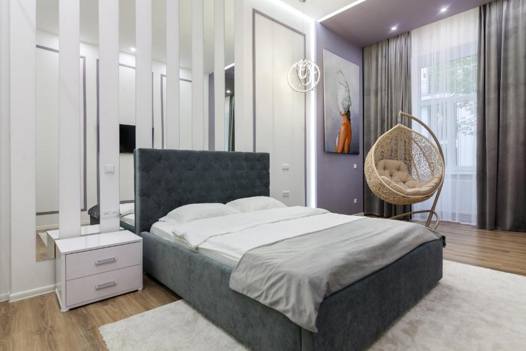 Кровать или кровати в номере Royal Art-apartment on Chaikovskogo 26