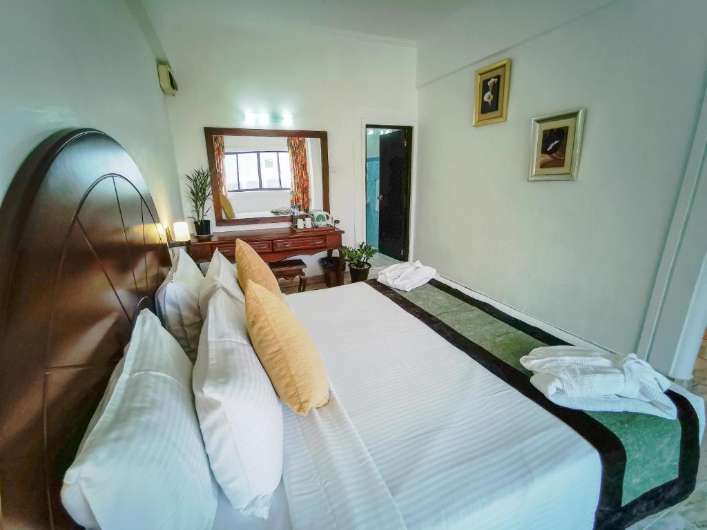Postel nebo postele na pokoji v ubytování Camelot Beach Hotel