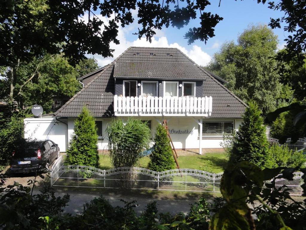 a white house with a white fence in front of it at Dietrichs Wentzelhof in Sankt Peter-Ording