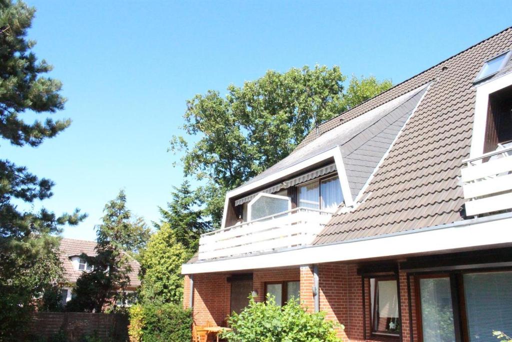 una casa con una finestra sopra di Ferienwohnung Oosting a Sankt Peter-Ording