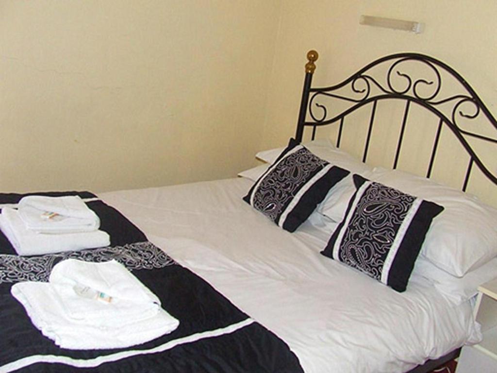 The Woodfield Hotel , Indoor Heated swimming pool, Spacious lounge and Bar - Resim 19