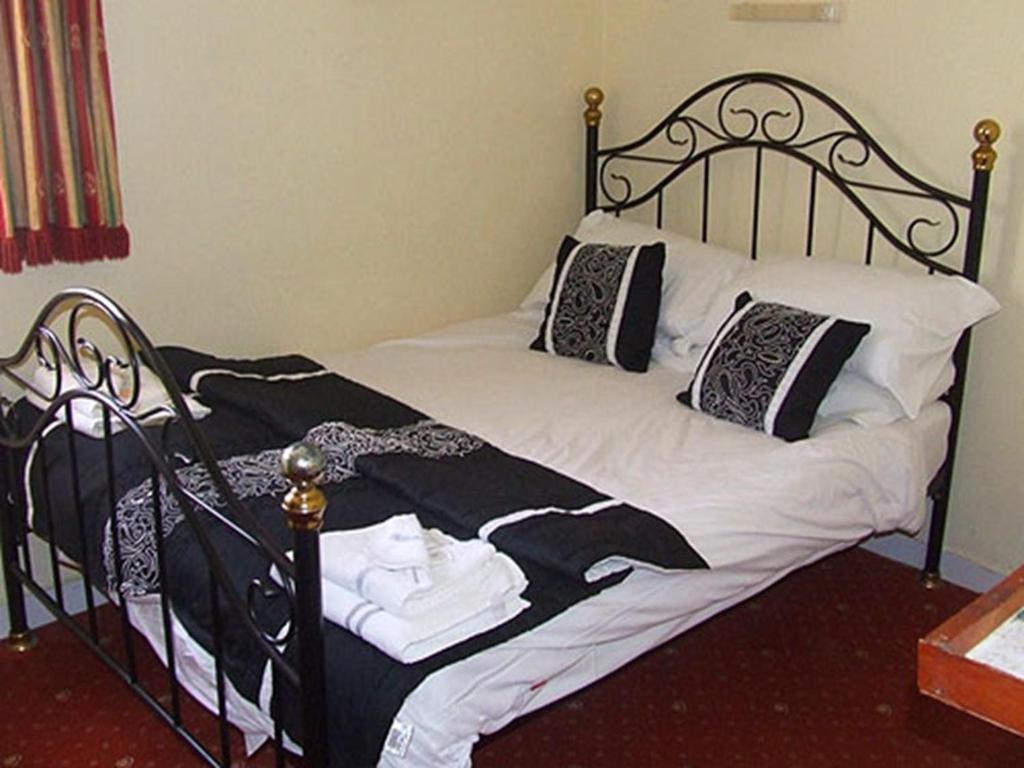 The Woodfield Hotel , Indoor Heated swimming pool, Spacious lounge and Bar - Resim 20