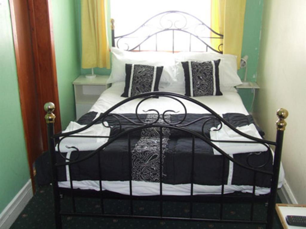 The Woodfield Hotel , Indoor Heated swimming pool, Spacious lounge and Bar - Resim 26