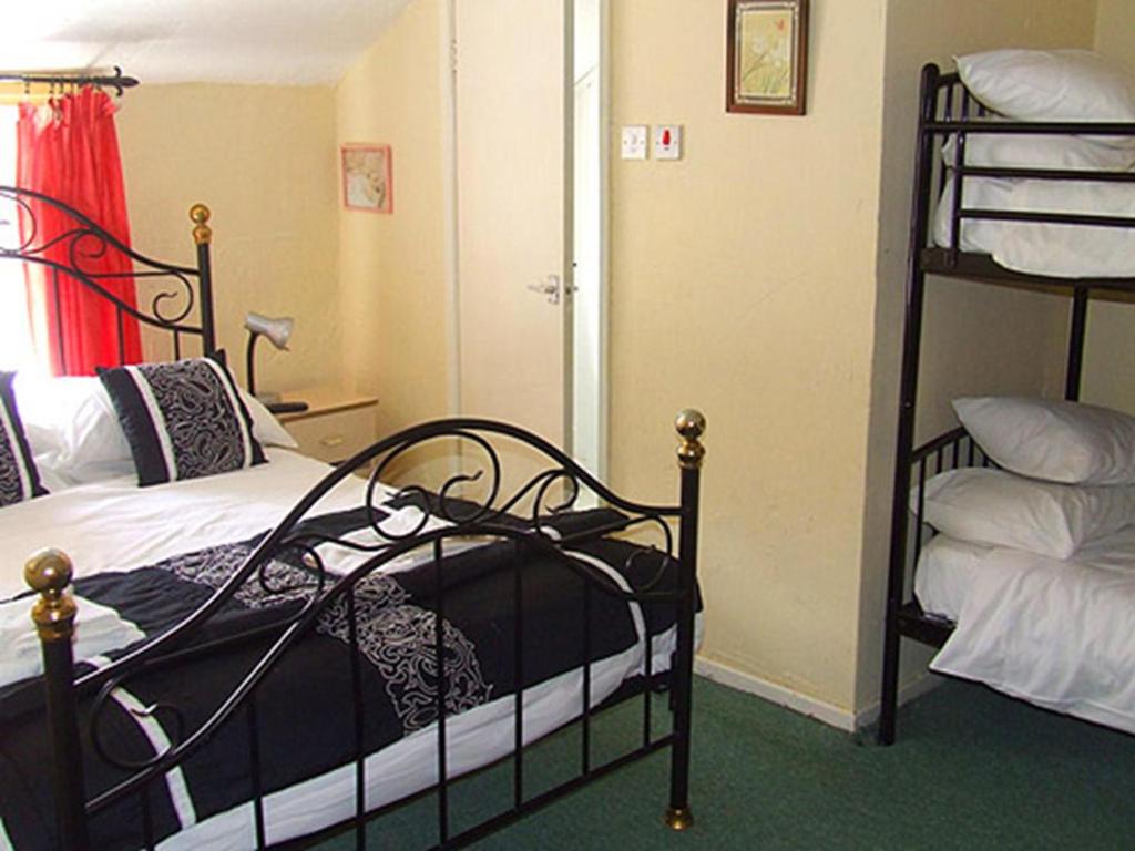 The Woodfield Hotel , Indoor Heated swimming pool, Spacious lounge and Bar - Resim 17