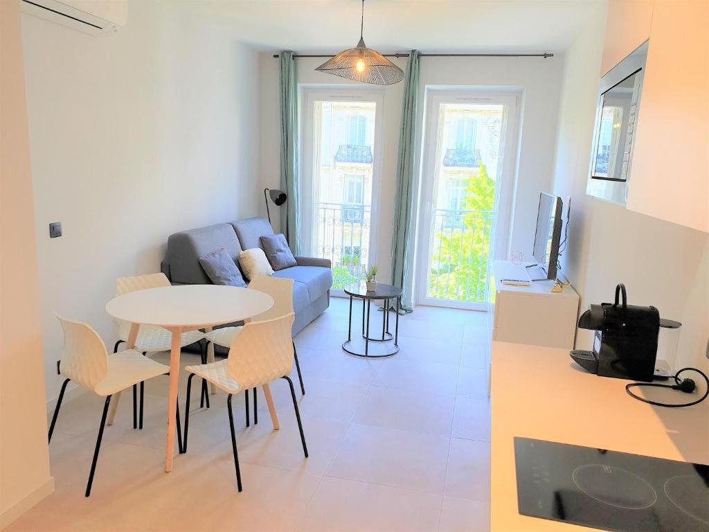 un salon avec une table et un canapé dans l'établissement BAIE DES ANGES 2P 304, à Nice