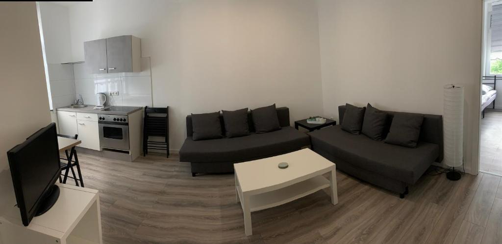 ein Wohnzimmer mit einem Sofa und einem Tisch in der Unterkunft Ferienwohnung an der Haldenstraße in Essen
