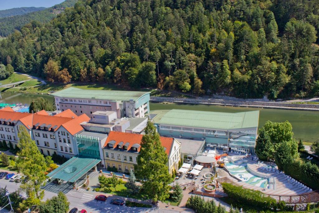 une vue de tête sur une ville avec un parc et des bâtiments dans l'établissement Hotel Zdravilisce - Thermana Lasko, à Laško
