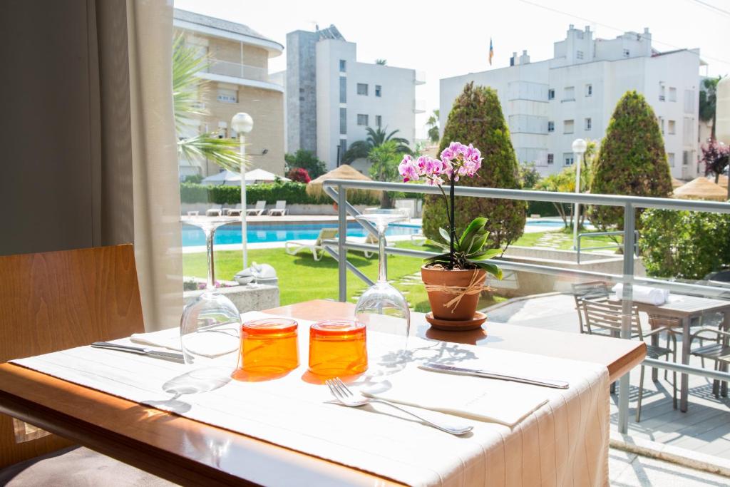 Bazén v ubytování Atenea Park Suites & Apartments nebo v jeho okolí
