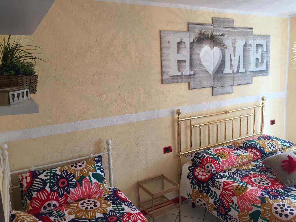 una camera con un letto e un cartello che dice amore di Petit Bijou a Varenna