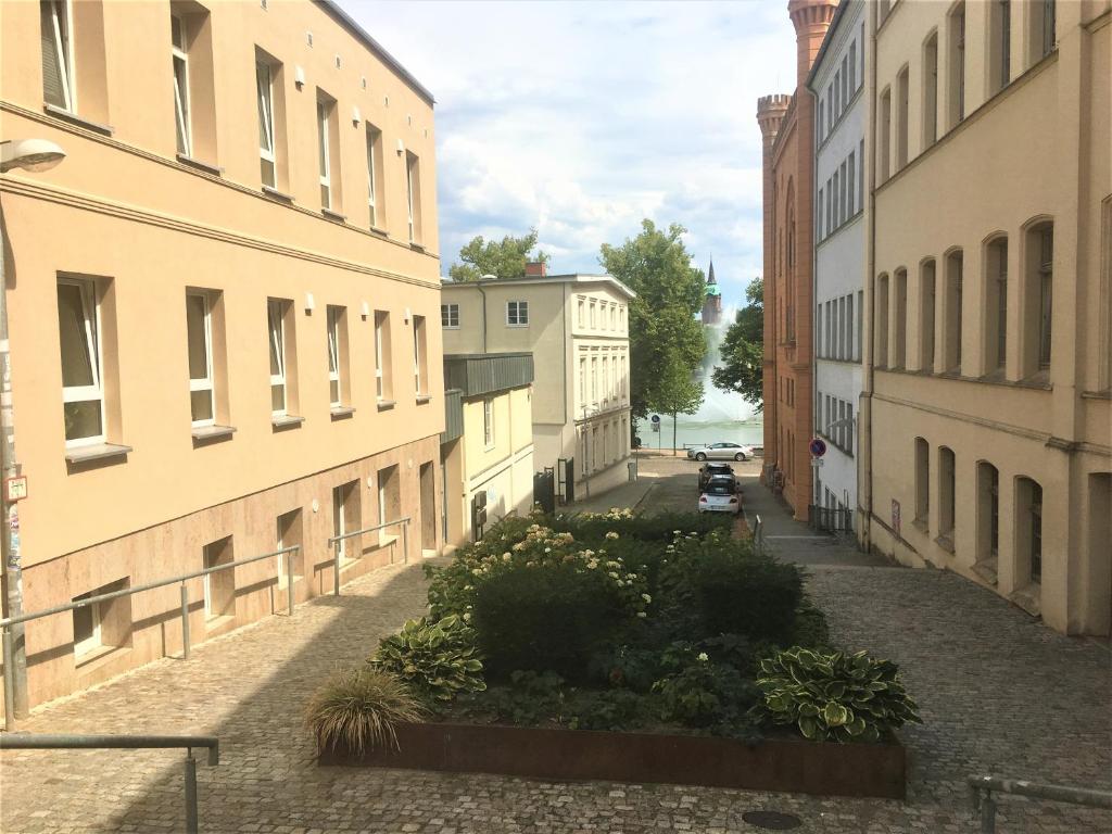 un callejón entre dos edificios en una ciudad en Schwerin Apartment am Pfaffenteich 1. Obergeschoss, en Schwerin