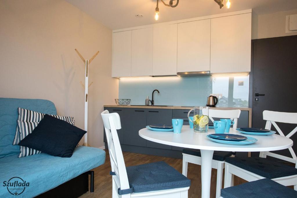 una cocina y una mesa en una habitación en Szuflada Apartamenty, en Augustów
