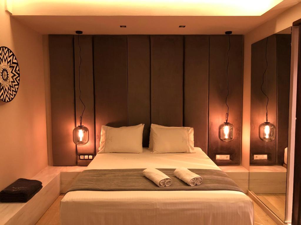 Postel nebo postele na pokoji v ubytování Ionian Eye Design Studios & Spa