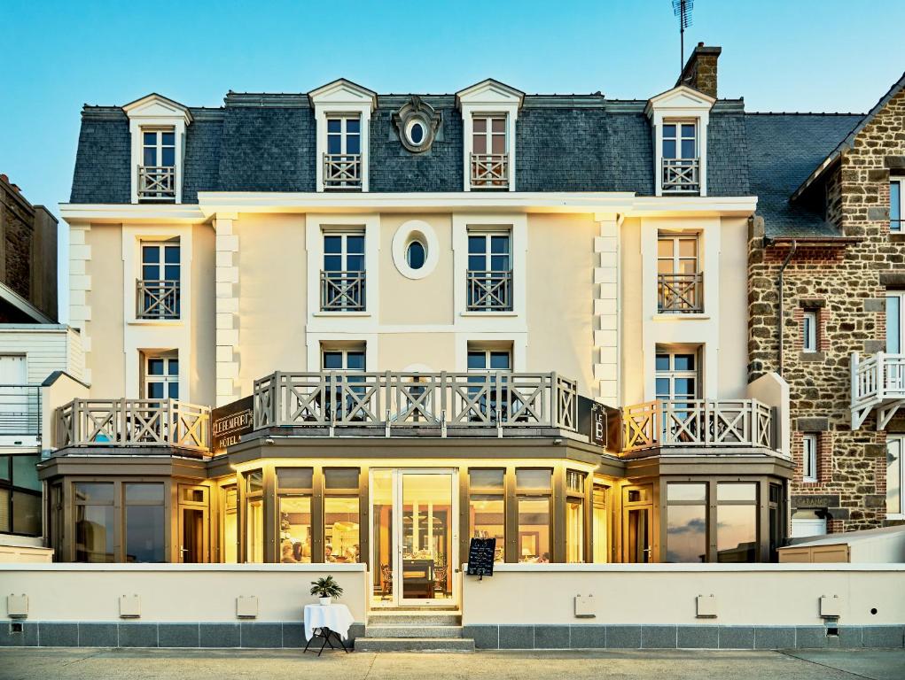 une image d'un grand bâtiment dans l'établissement Hôtel Le Beaufort, à Saint-Malo