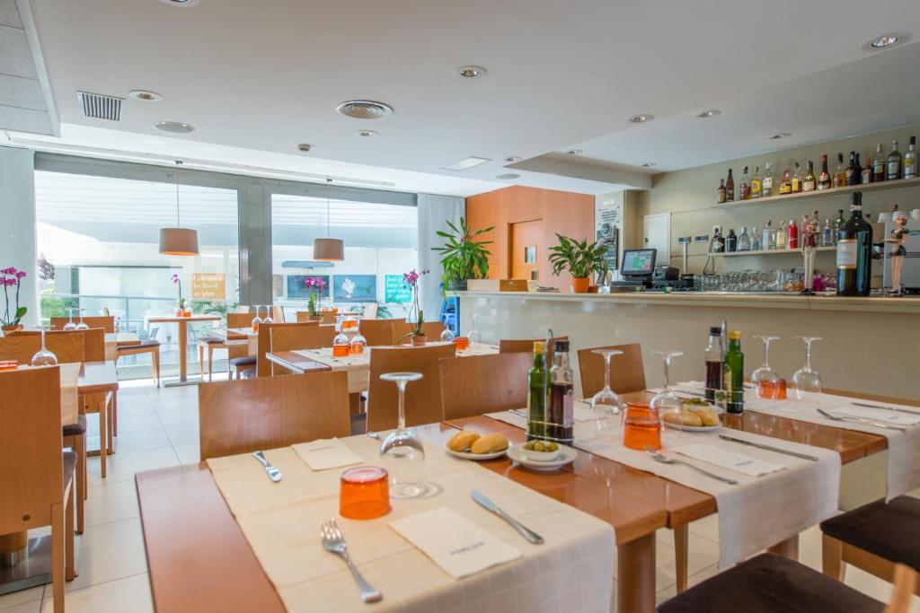 Nápoje v ubytování Atenea Park Suites & Apartments