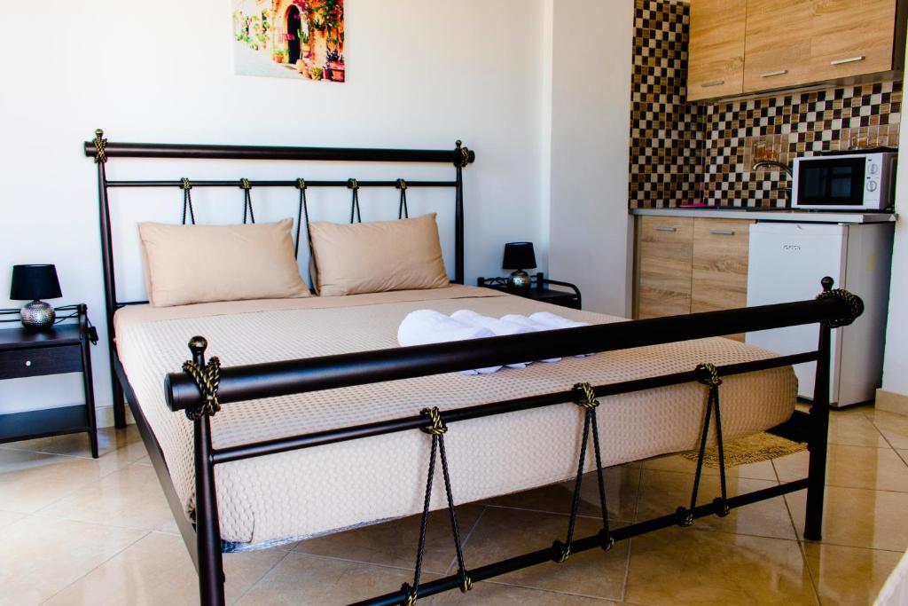 Postel nebo postele na pokoji v ubytování Nikolakakis Rooms Lavrio