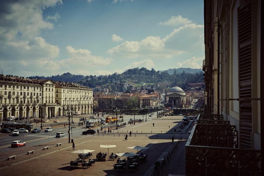 uma vista para uma rua numa cidade com edifícios em Look To em Turim