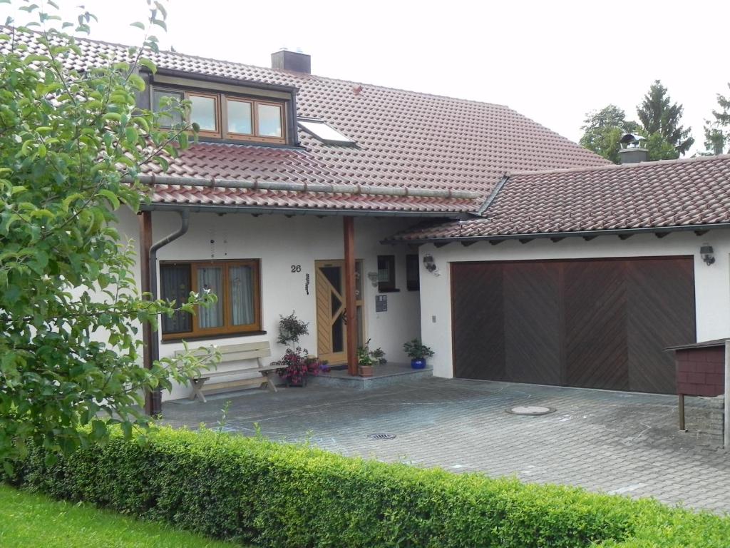 a detached house with a garage at Ferienwohnung Beck in Münsingen