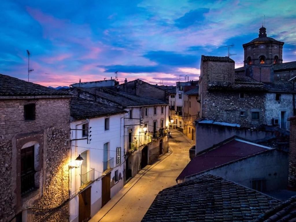 - Vistas al casco antiguo por la noche en Casa en la Valleta, en Ginestar