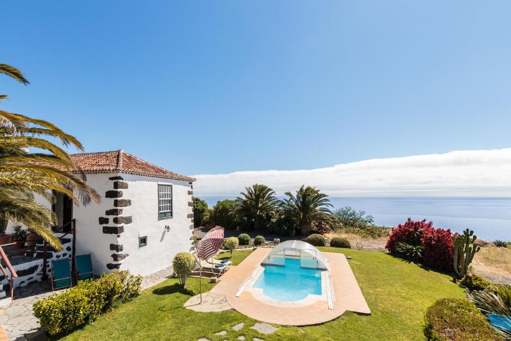 Villa con piscina y vistas al océano en El Pósito, en Mazo